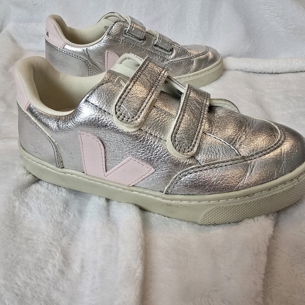 EUC Veja Kids ChromeFree Leather V-12 Trainers Size 3